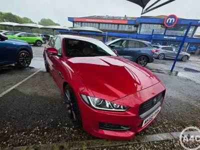 Usado Jaguar XE R-Sport 180 HP (132 kW) 2018 Vermelho Sedan