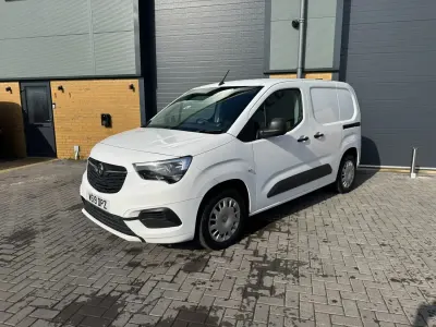 Second-hand Vauxhall Combo Sportive 130 CP (95 kW) 2019 Alb Van