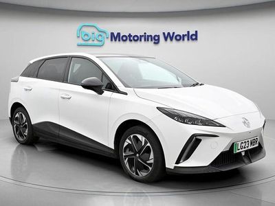 Begagnad MG MG4 EV Trophy 319 kW (435 HK) 2023 Vit Halvkombi