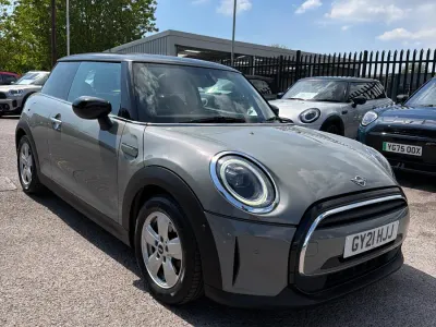 Usado Mini Cooper Classic 136 CV (100 kW) 2021 Gris Utilitario