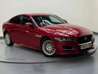 Begagnad Jaguar XE R-Sport 180 HK (132 kW) 2015 Röd Sedan