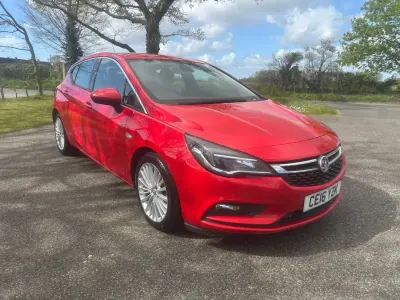 Begagnad Vauxhall Astra Elite 136 HK (100 kW) 2016 Röd Halvkombi