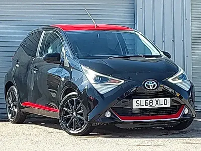 Usado Toyota Aygo x-press 69 HP (50 kW) 2018 Preto Citadino