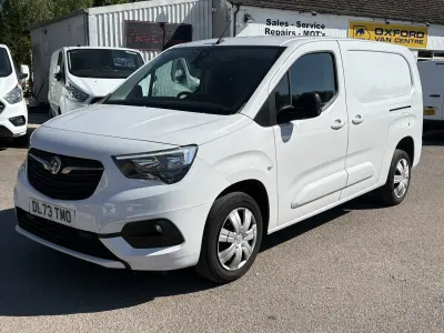 Second-hand Vauxhall Combo 100 CP (73 kW) 2023 Alb Monovolum