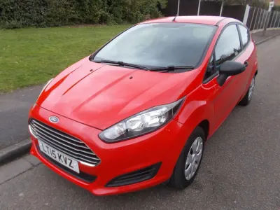Usado Ford Fiesta Studio 82 HP (60 kW) 2015 Vermelho Citadino