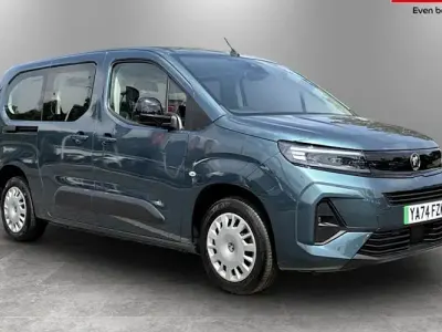 Used Vauxhall Combo Design Edition 100 kW (136 HP) 2024 Blue MPV
