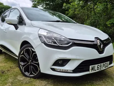 Used Renault Clio Iconic 90 HP (66 kW) 2019 White Hatchback