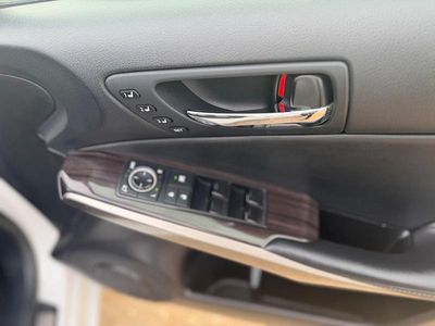 Used Lexus IS300h 223 HP (164 kW) 2014 White Sedan