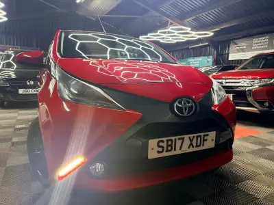 Usado Toyota Aygo x-style 69 HP (50 kW) 2017 Vermelho Citadino