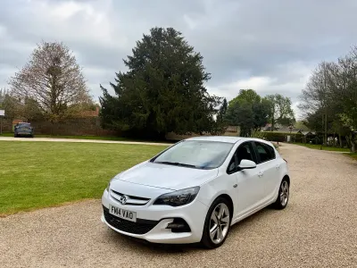 Used Vauxhall Astra Edition 140 HP (102 kW) 2014 White Hatchback