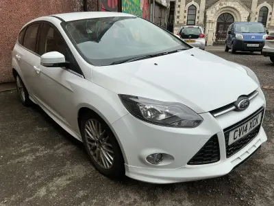 Begagnad Ford Focus Zetec 125 HK (91 kW) 2014 Vit Halvkombi