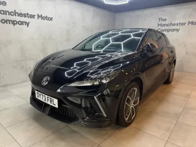 Begagnad MG MG4 EV Trophy 63 kW (87 HK) 2023 Svart Halvkombi
