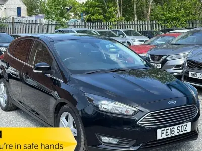 Begagnad Ford Focus Zetec 125 HK (91 kW) 2016 Svart Halvkombi