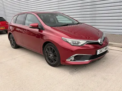 Used Toyota Auris 116 HP (85 kW) 2017 Red Hatchback