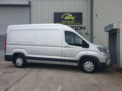 Usado Maxus V90 2022 Prateado Van