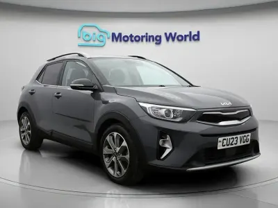 Usado Kia Stonic 99 CV (72 kW) 2023 Gris SUV