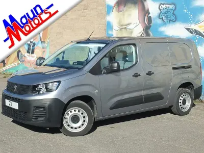 Używany Peugeot Partner S 100 KM (73 kW) 2023 Szary Minivan