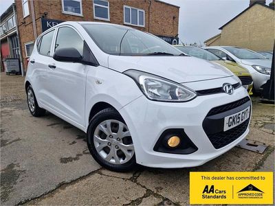 Used Hyundai i10 66 HP (48 kW) 2015 White Hatchback