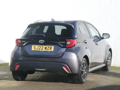 Usado Toyota Yaris Hybrid Design 2022 Gris Utilitario