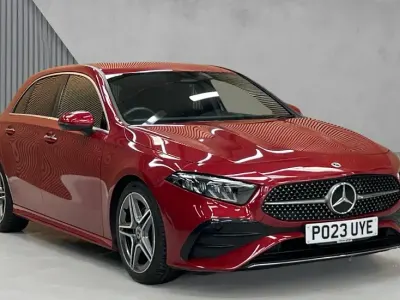 Begagnad Mercedes A180 Executive 136 HK (100 kW) 2023 Röd