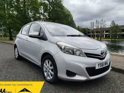 Używany Toyota Yaris 101 KM (74 kW) 2012 Srebrny Hatchback