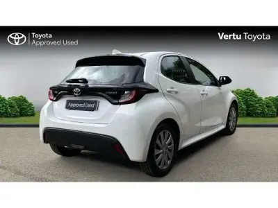 Used Toyota Yaris Hybrid 113 HP (83 kW) 2023 White Hatchback