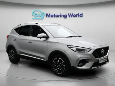 Używany MG ZS Exclusive 106 KM (77 kW) 2023 Srebrny SUV