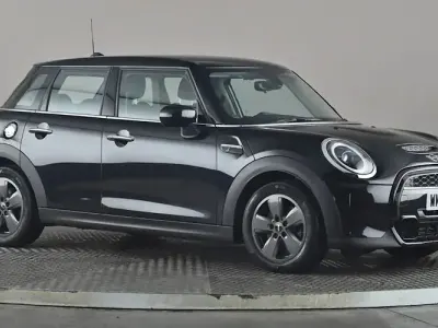 Begagnad Mini Cooper S Comfort 178 HK (130 kW) 2022 Svart Halvkombi