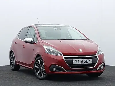 Used Peugeot 208 82 HP (60 kW) 2019 Red Hatchback