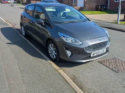 Usado Ford Fiesta Zetec 100 HP (73 kW) 2019 Cinzento Citadino
