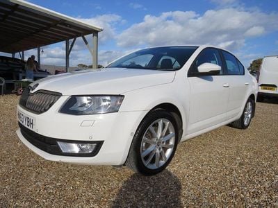 White Used 2013 Skoda Octavia Elegance Hatchback | £4,650 (Fair price)