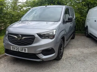 Usado Vauxhall Combo Sportive 100 CV (73 kW) 2020 Gris Monovolumen