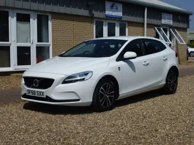 Used Volvo V40 Momentum 122 HP (89 kW) 2018 White Hatchback