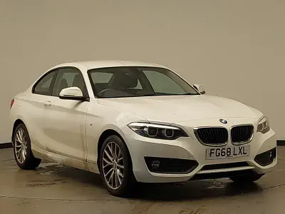 Begagnad BMW 218 Performance 150 HK (110 kW) 2018 Vit Sportkupé