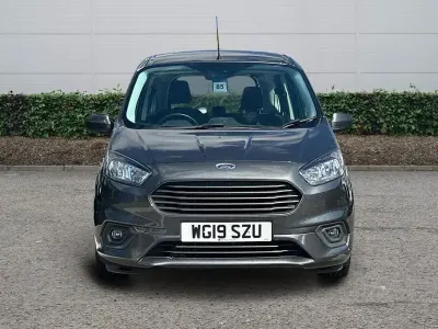 Usado Ford Tourneo Zetec 2019 Gris Familiar