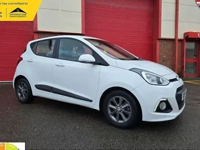 Gebraucht Hyundai i10 Premium 87 PS (63 kW) 2015 Weiß Kleinwagen