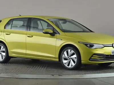 Begagnad VW Golf VII Style 150 HK (110 kW) 2021 Gul Halvkombi