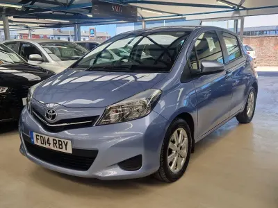 Used Toyota Yaris 98 HP (72 kW) 2014 Blue Hatchback