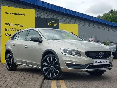 Begagnad Volvo V60 CC 190 HK (139 kW) 2017 Guld Kombi