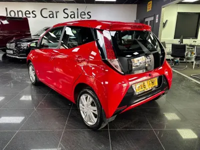 Used Toyota Aygo x-press 68 HP (50 kW) 2014 Red Hatchback