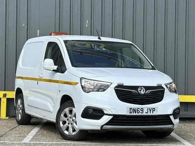 Used Vauxhall Combo Edition 100 HP (73 kW) 2019 White Van