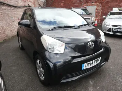 Usado Toyota iQ 68 HP (50 kW) 2014 Preto Citadino