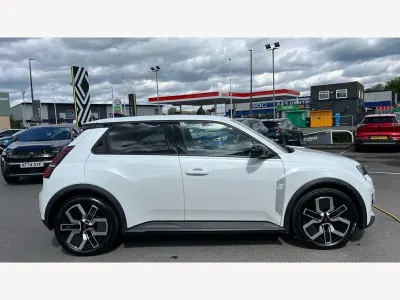 Used Renault R5 Komfort 110 kW (150 HP) 2025 Special metallic  arctic white  Hatchback