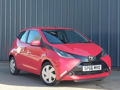 Used Toyota Aygo X-play 68 HP (50 kW) 2016 Red Hatchback