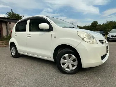 Used Toyota Yaris 69 HP (50 kW) 2010 White Hatchback