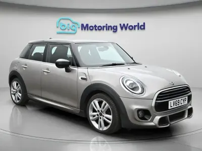 Usado Mini Cooper Hatch 136 HP (100 kW) 2019 Prateado Citadino