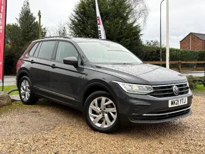 Usado VW Tiguan Life 150 CV (110 kW) 2021 Gris SUV