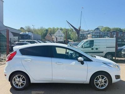 Usado Ford Fiesta Zetec 82 HP (60 kW) 2017 Branco Citadino
