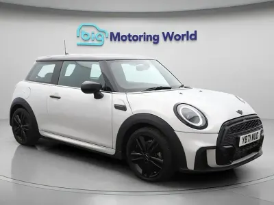 Usado Mini Cooper Hatch 136 CV (100 kW) 2022 Plateado Utilitario