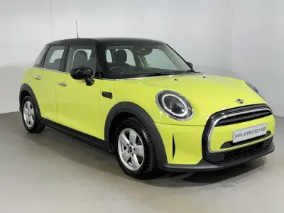 Używany Mini Cooper Classic 2022 Żółty Hatchback